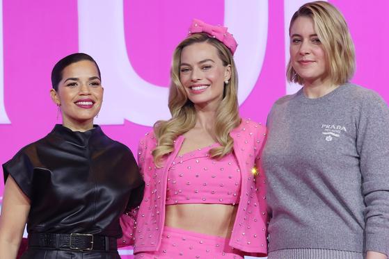 América junto a Margot Robbie y la directora Greta Gerwig.