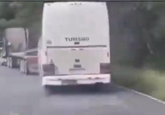 Momento en que don Elías Valladares utilizó su rastra para detener la unidad de transporte que se quedó sin frenos en una pendiente de la CA-4 en El Portillo, Ocotepeque.