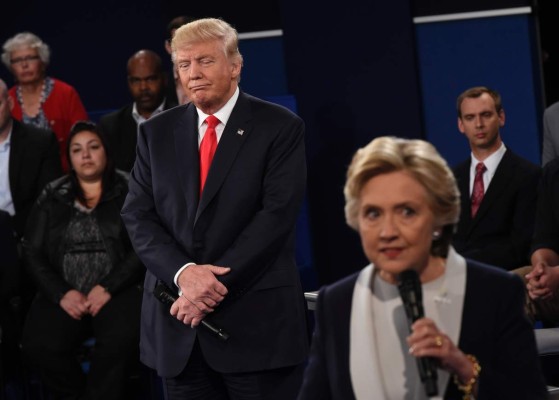 Momentos que marcaron el segundo debate entre Clinton y Trump