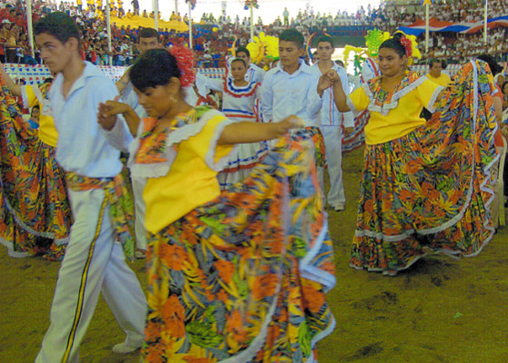 Ritmo, sabor y colorido en VI Feria Hispana