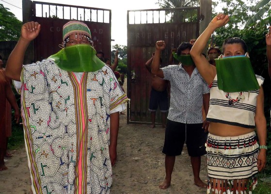 Indígenas peruanos se protegen de coronavirus con mascarillas de hoja de plátano