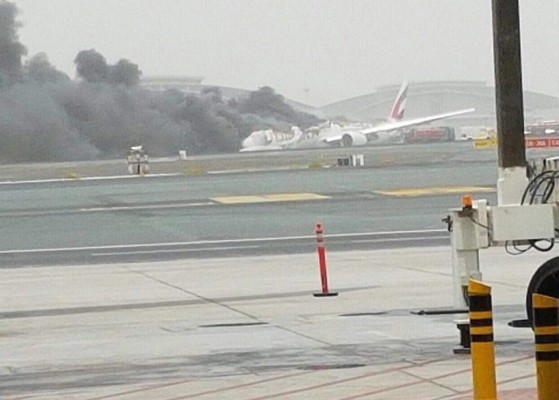 Por qué se incendió avión de Emirates al aterrizar en Dubái
