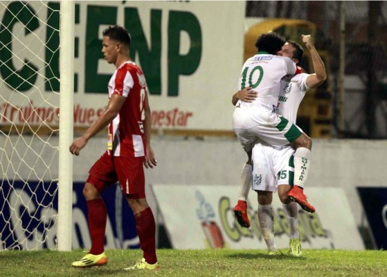 Platense ganó, gustó y goleó en otra gran noche de 'Rambo' de León