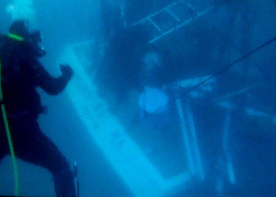 Hay cuerpos atrapados dentro de barco hondureño hundido