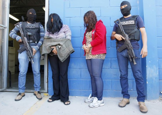 Denuncia de ciudadano lleva a captura de dos estafadoras