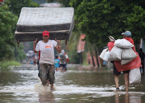 Con el agua a la cintura, limeños tratan de rescatar sus pertenencias