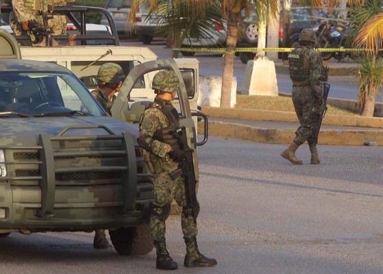 Asesinan a dos soldados en balneario turístico de Cancún, México