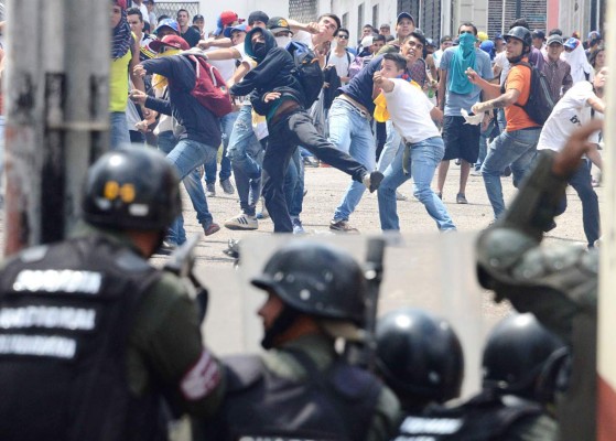 Cientos de heridos y detenidos en protestas contra Maduro