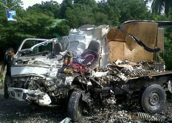 Chocan camión y bus en Yoro: un muerto y 30 heridos