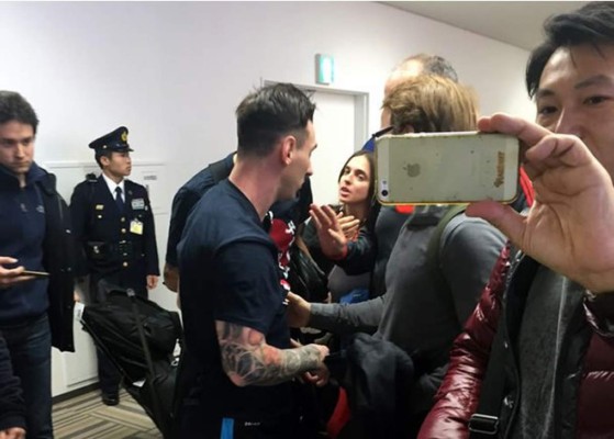 Hinchas de River escupieron e insultaron a Messi en aeropuerto