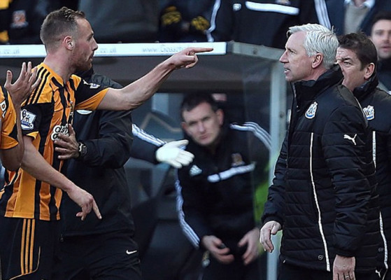 Técnico del Newcastle, expulsado y multado por cabezazo a jugador del Hull City