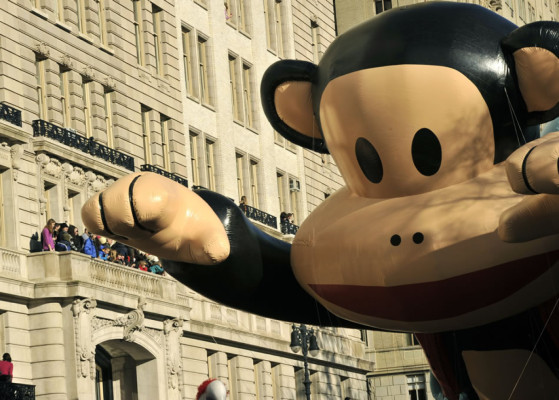 Los globos del desfile de Acción de Gracias recorren Nueva York pese al viento