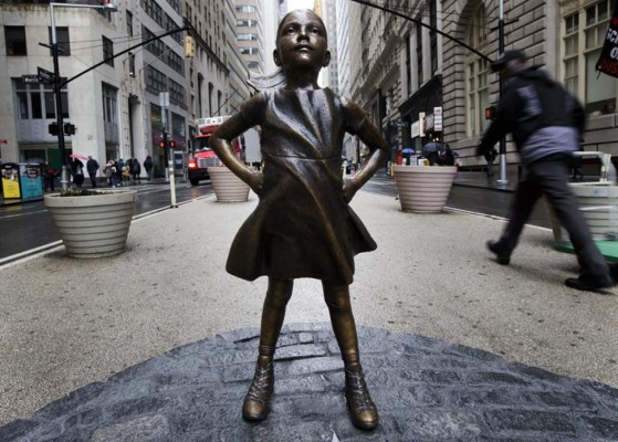 Piden mantener escultura de niña que desafía al toro de Wall Street
