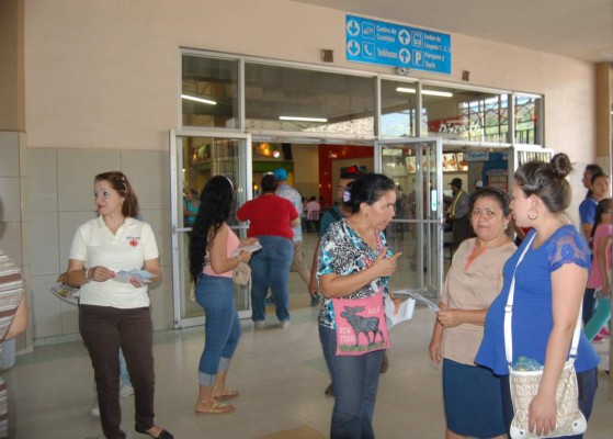 Hacen conciencia en campaña para evitar la violencia contra las mujeres