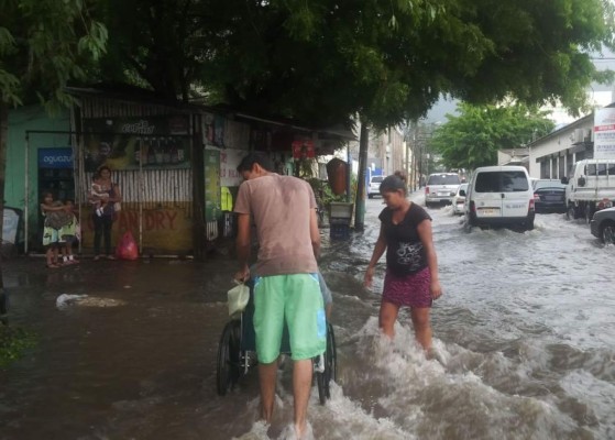 Destrucción, caos y congestionamiento deja lluvia en San Pedro Sula
