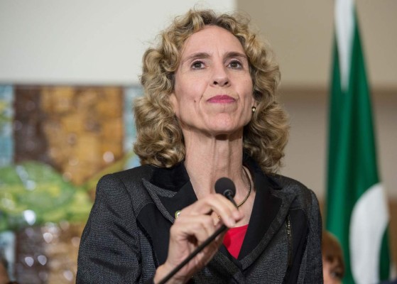 Charlotte mayor Jennifer Roberts arrives to address a press conference in Charlotte, North Carolina, on September 22, 2016. Charlotte, North Carolina awoke under a state of emergency Thursday after one person was seriously wounded in a second night of violent protests over the police shooting of a black man. Mayor Jennifer Roberts said a curfew was under consideration after the state's governor activated the National Guard and state police to help keep the peace in the restive southern city. / AFP PHOTO / NICHOLAS KAMM