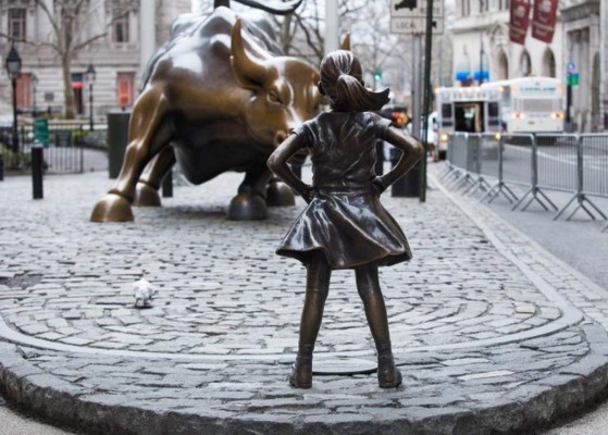 Cambiarán de sitio la estatua de Fearless Girl que desafía al toro