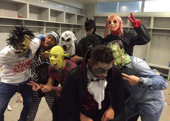 Barcelona pide disculpas por aparecer con disfraces