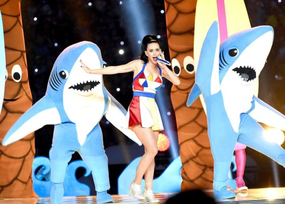 Perry hace negocio con tiburón del Super Bowl