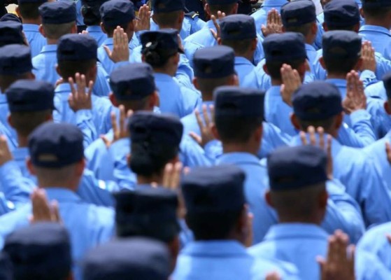 Comisión cancela a más de 200 policías de Honduras