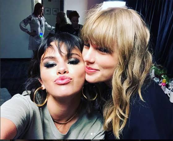 Selena Gómez luce espectacular vestido en la boda de Taylor Swift