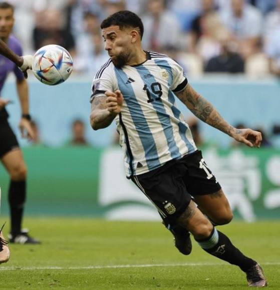 Nicolás Otamendi se mantiene en la titularidad.