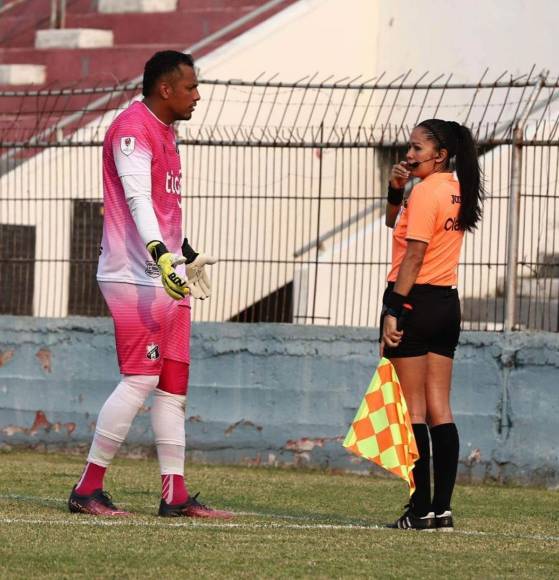 El portero del Honduras Progreso, Rafa Zúniga, le reclama a la árbitro asistente Shirley Perelló por el penal que pitaron a favor del Victoria.