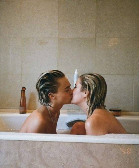 En la publicación que ha compartido en Instagram para ilustrar un romántico mensaje, se las puedes ver dándose un tierno beso dentro de una bañera.
