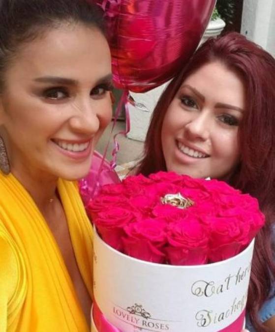 La actriz colombiana Catherine Siachoque contenta con su arreglo de flores.