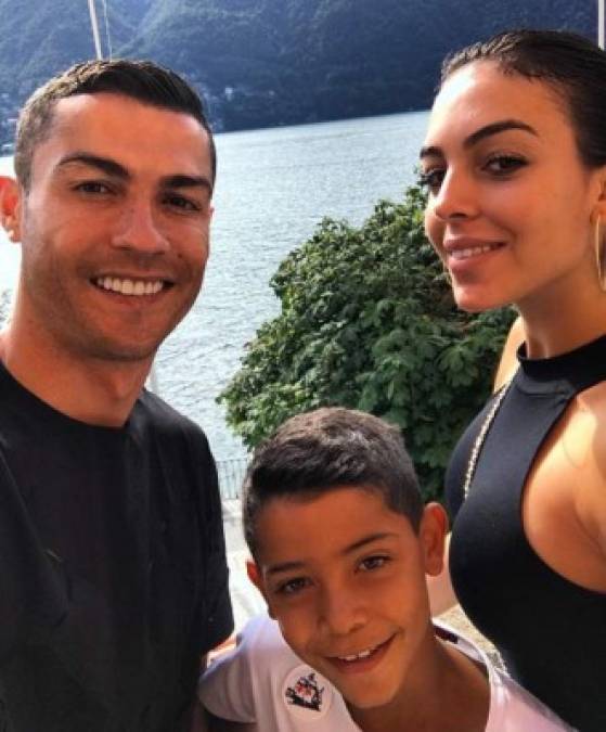Georgina Rodríguez y el hijo mayor de Cristiano Ronaldo acompañan al cinco veces ganador del Balón de Oro en su nueva aventura.