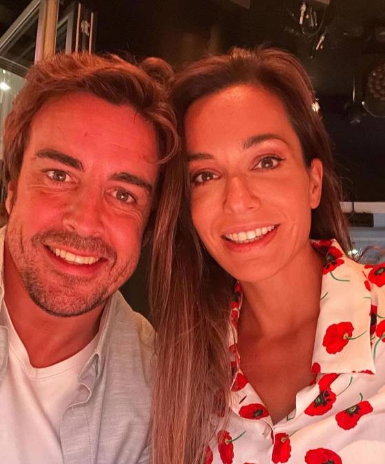 En su labor como reportera conoció a Fernando Alonso, quedando flechados a gran magnitud, al extremo de compartir varias publicaciones de amor en sus redes sociales y ser vistos en reiteradas apariciones públicas.