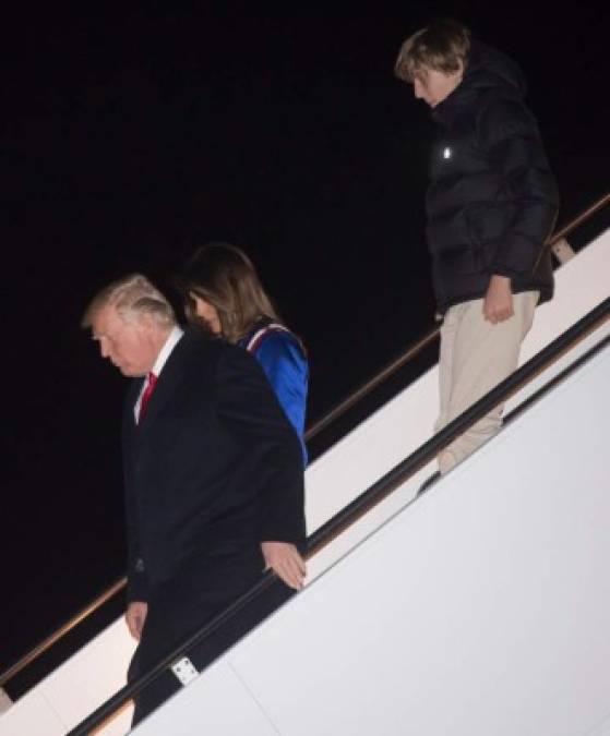 Al final del juego, Trump, Melania y Barron abordaron el Air Force One y regresaron a Washington para iniciar una nueva semana laboral y ¿de controversias?