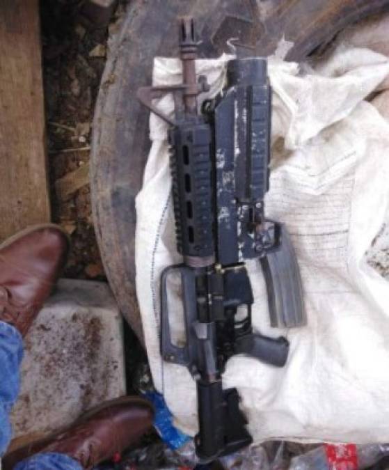 Fusil tipo AR-15 encontrado en la escuela de La Lima, Cortés.