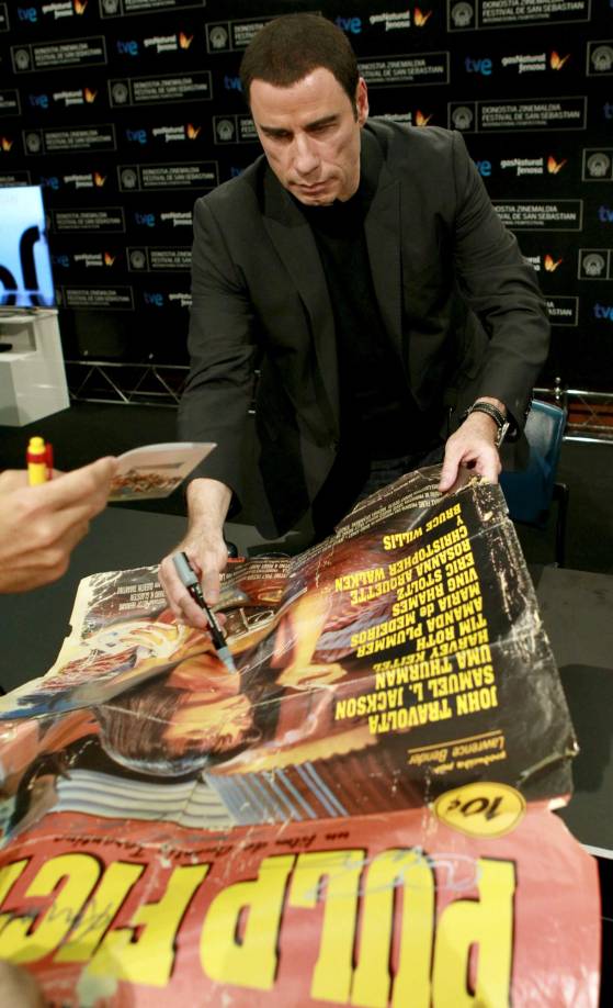 ¿De qué hablan los gánsteres cuando nadie les mira? En la década de los noventa, el cine negro (o noir) era considerado como algo anticuado, hasta el punto de añadirle el prefijo ‘neo‘ para darle una nueva vida que, salvo en contadas ocasiones (y esta sin duda fue una de ellas), nada tenía que ver con el esplendor de los años cuarenta y cincuenta.