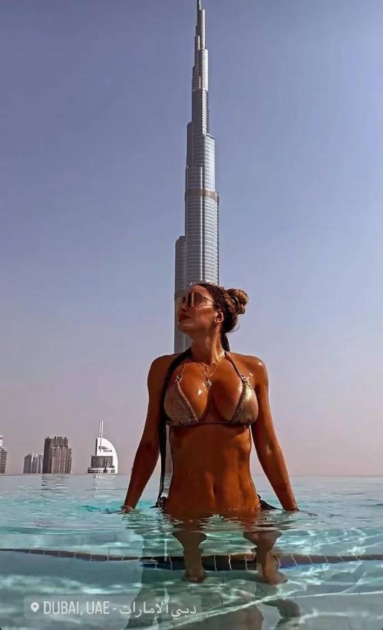 La famosa luce sus atributos con mucha seguridad, como suele hacerlo, recibiendo múltiples elogios por su tonificado cuerpo. 