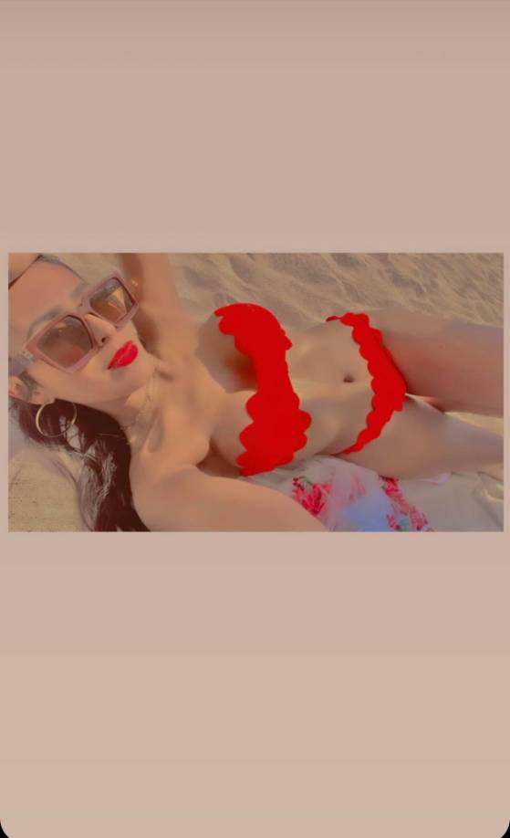 En el video que circula en redes sociales, se puede ver a la funcionaria portando un arma de fuego mientras camina hacia el grupo en disputa. 