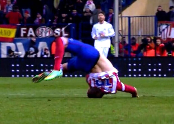 Video: La terrible caída de Manquillo, jugador del Atlético