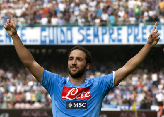 Dos penales de Higuaín dan victoria al Napoli