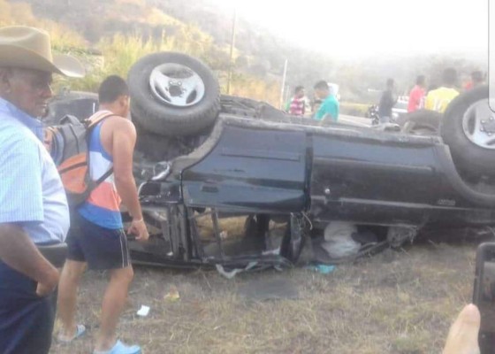Cinco muertos y tres heridos al volcar una camioneta en Honduras