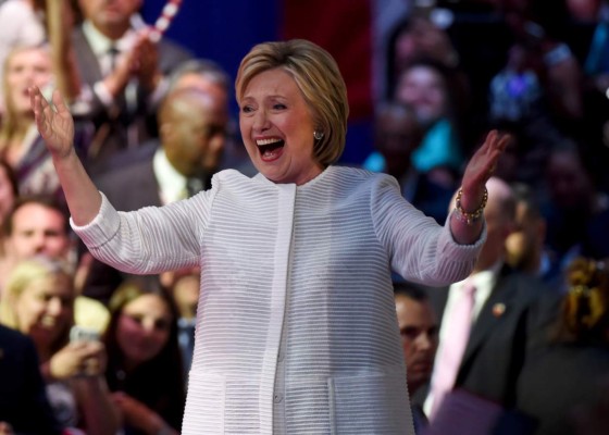 El traje de $12 mil de Hillary Clinton