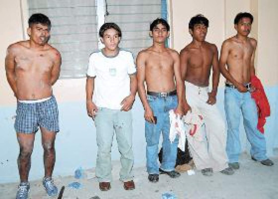 Los capturan con una AK-47, droga y un revólver