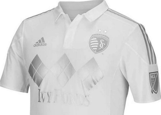 Roger Espinoza modela uniforme del Sporting Kansas City