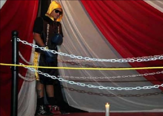Velan el cadáver de un boxeador vestido y colocado sobre un ring