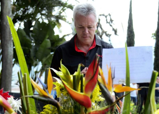 (FILES) In this file photo taken on December 2, 2015, Jhon Jairo Velasquez, aka 'Popeye', visits the tomb of Colombian drug lord Pablo Escobar at the Montesacro Cemetery in Medellin. - Popeye, hitman of late Colombian drug trafficker Pablo Escobar, who boasted of having murdered hundreds of people on the orders of his 'boss,' died on February 6, 2020, in Bogota of stomach cancer, prison authorities said. Jhon Jairo Velasquez, his real name, died at age 57 in the custody of prison officials at the National Cancer Institute in Bogota, where he had been transferred on December 31. (Photo by RAUL ARBOLEDA / AFP)