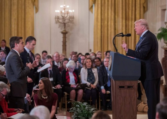 Juez de EEUU ordena a la Casa Blanca devolver acreditación a periodista de CNN