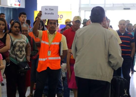 Locura en aeropuerto sampedrano por incremento de viajes