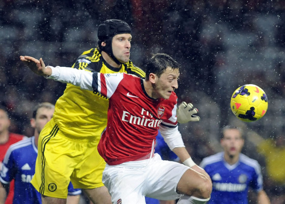Arsenal y Chelsea permiten el liderato del Liverpool
