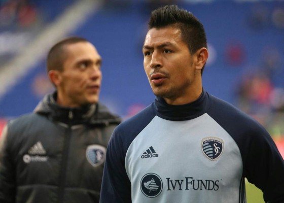 Roger Espinoza salió lesionado en triunfo del Sporting Kansas City