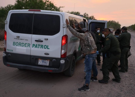 Aumenta arresto de pandilleros camuflados entre familias en frontera de EEUU  