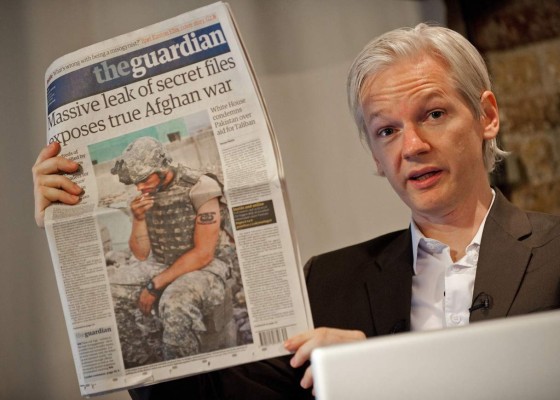 Jueza británica niega libertad condicional a Assange por riesgo de fuga